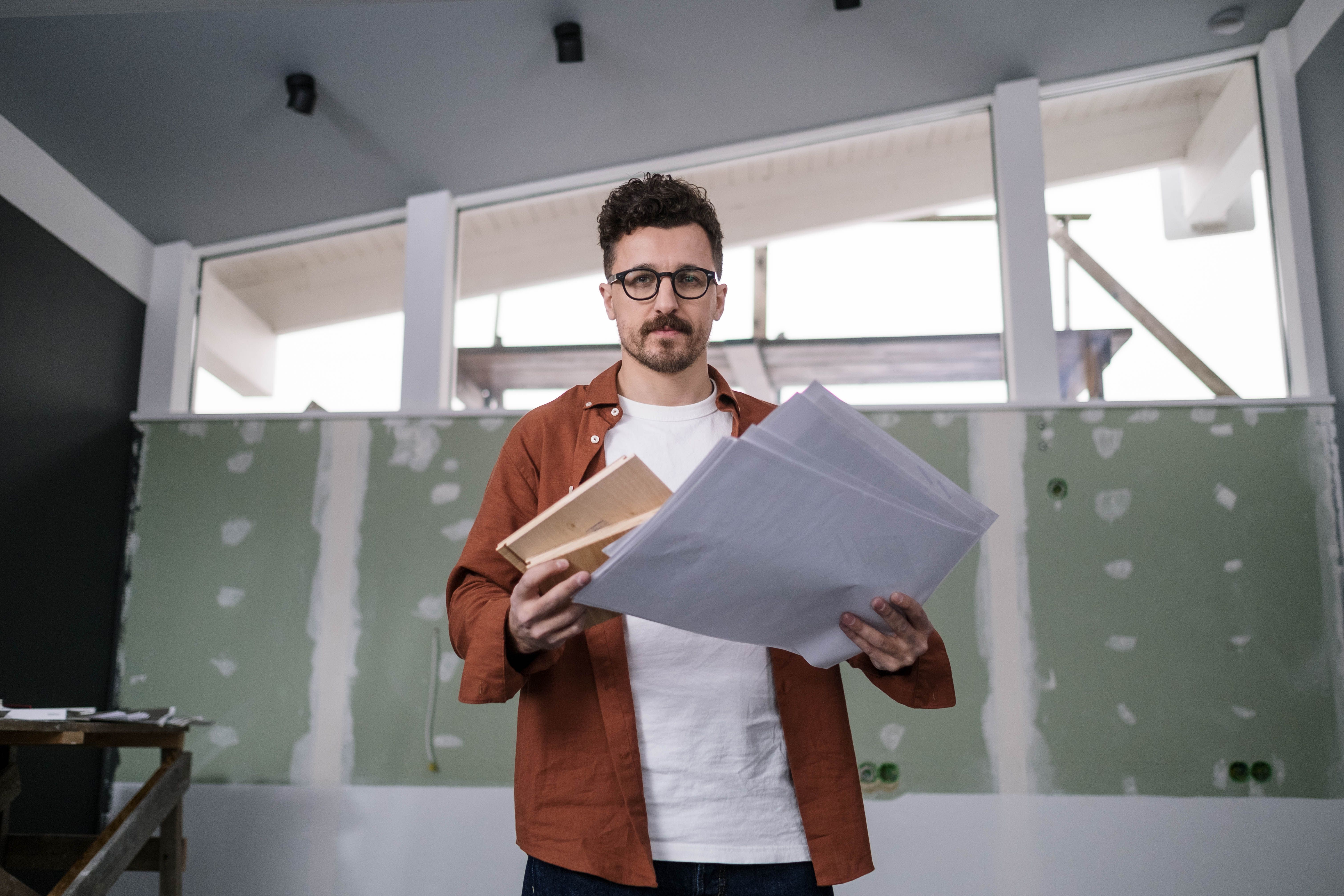 Profesional revisando el presupuesto de una reforma en obra