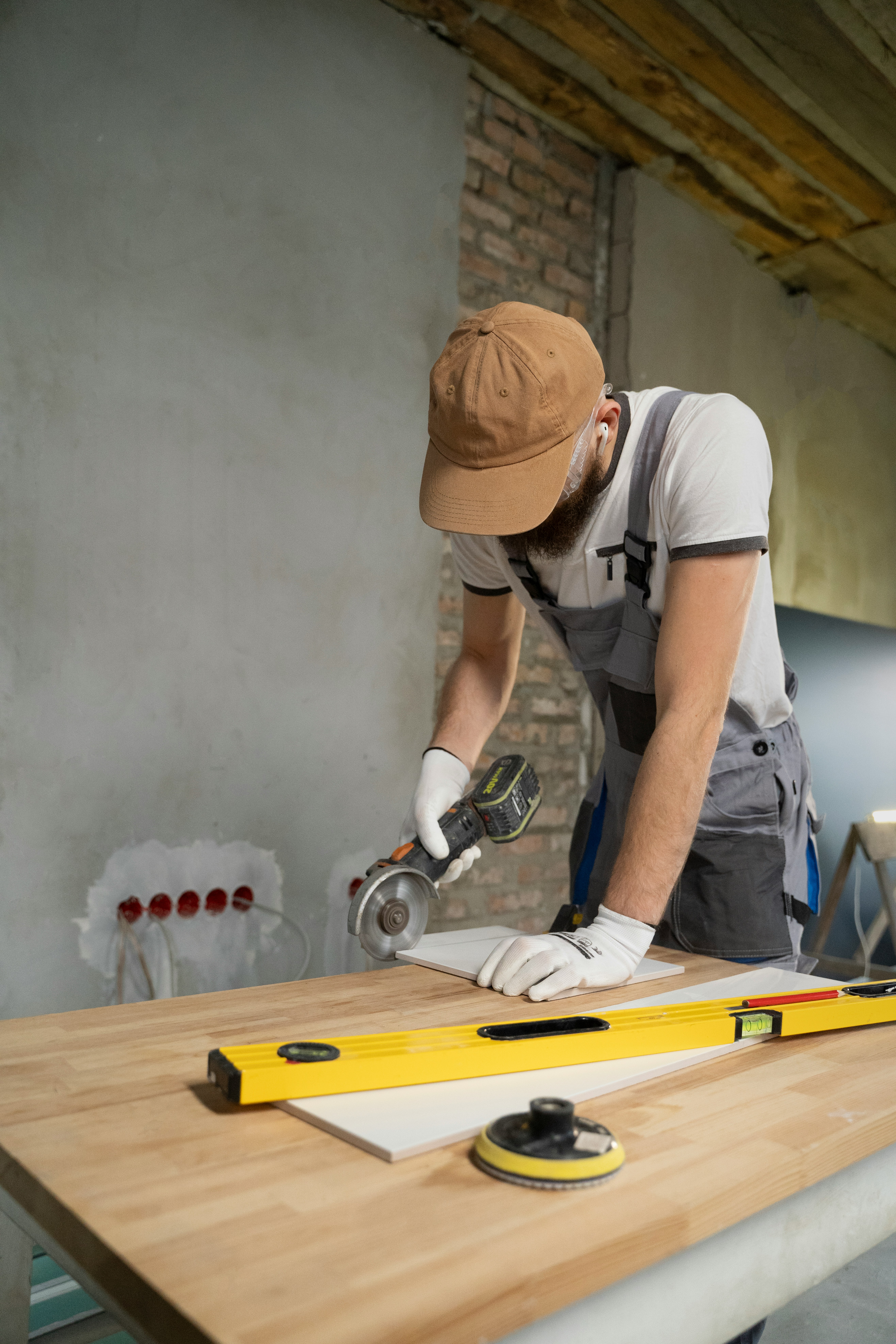 Profesional de la reforma trabajando con herramientas en obra